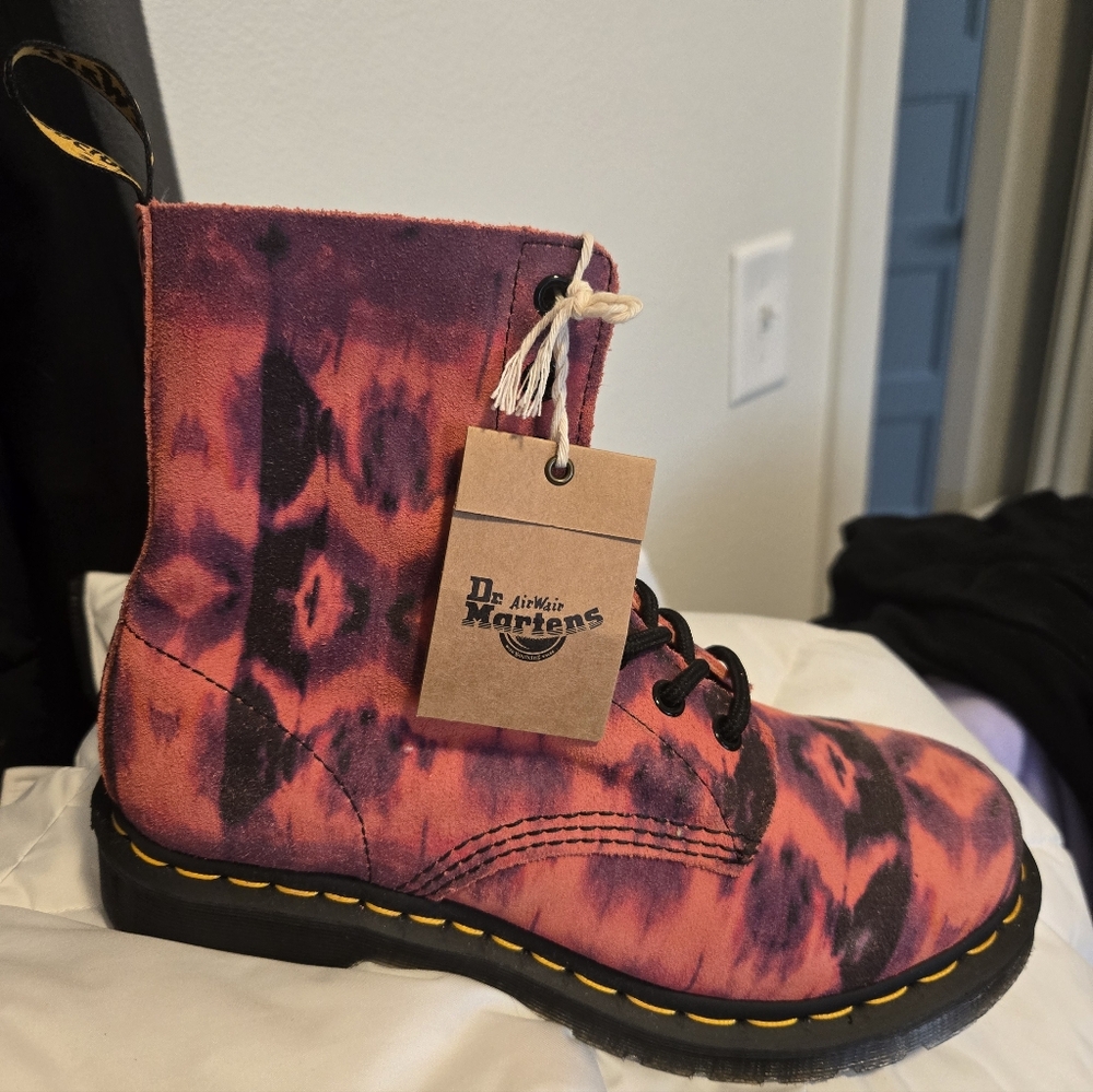 NWT Dr. Marten Tie Dye Boots Womens Size 8. MAKE OFFER!! - Picture 5 of 6